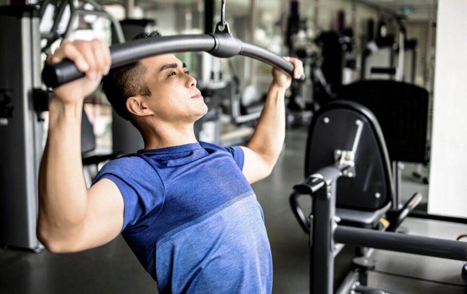 lat-pulldown-vs.-pull-up:-the-battle-for-a-bigger-back-–-breaking-muscle